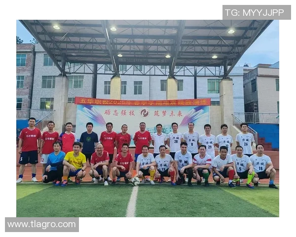 足球明星亲密互动瞬间拍肩膀视频集锦展现友谊与团队精神