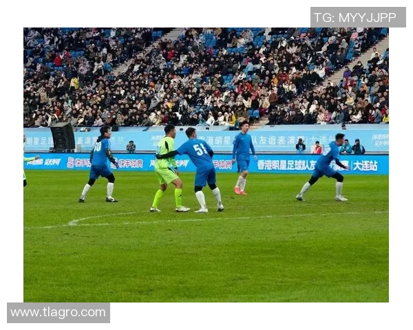 足球明星之间的深厚友谊与默契合作展现了团队精神与个人魅力